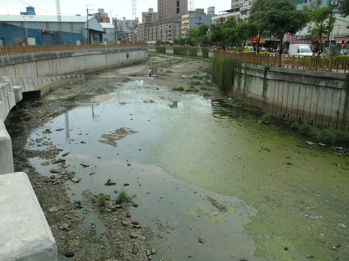 10年前的蘆洲鴨母港溝，污水、淤泥、垃圾充斥。 圖：新北市水利局提供