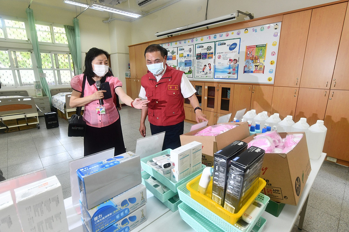 侯友宜視察學校開學前防疫整備工作。 圖：新北市政府/提供