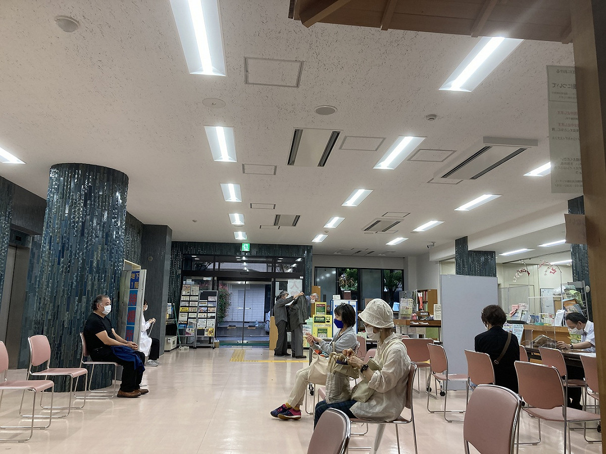 日本接種以BNT為主，九成打完二劑的都是65歲以上老人，全部打的是BNT。 圖：劉黎兒攝