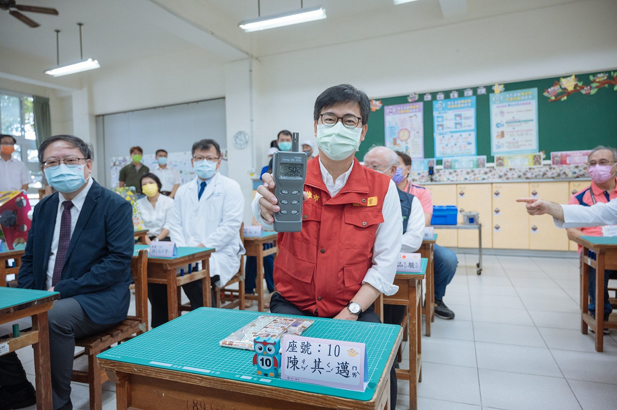 陳其邁督導新上國小，確實了解開學前防疫整備情形。 圖：高雄市政府提供