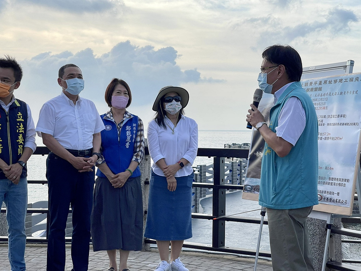 民政局長柯慶忠指出，婚戒主題裝置藝術是由三芝當地專長多媒材的藝術家胡棟民親自操刀，及市府環境美學顧問陳俊良指導，戒指以緣為意、同心為象、指環為形，期盼有情人能在平台上情定終生，深具浪漫意象。 圖：新北市民政局提供