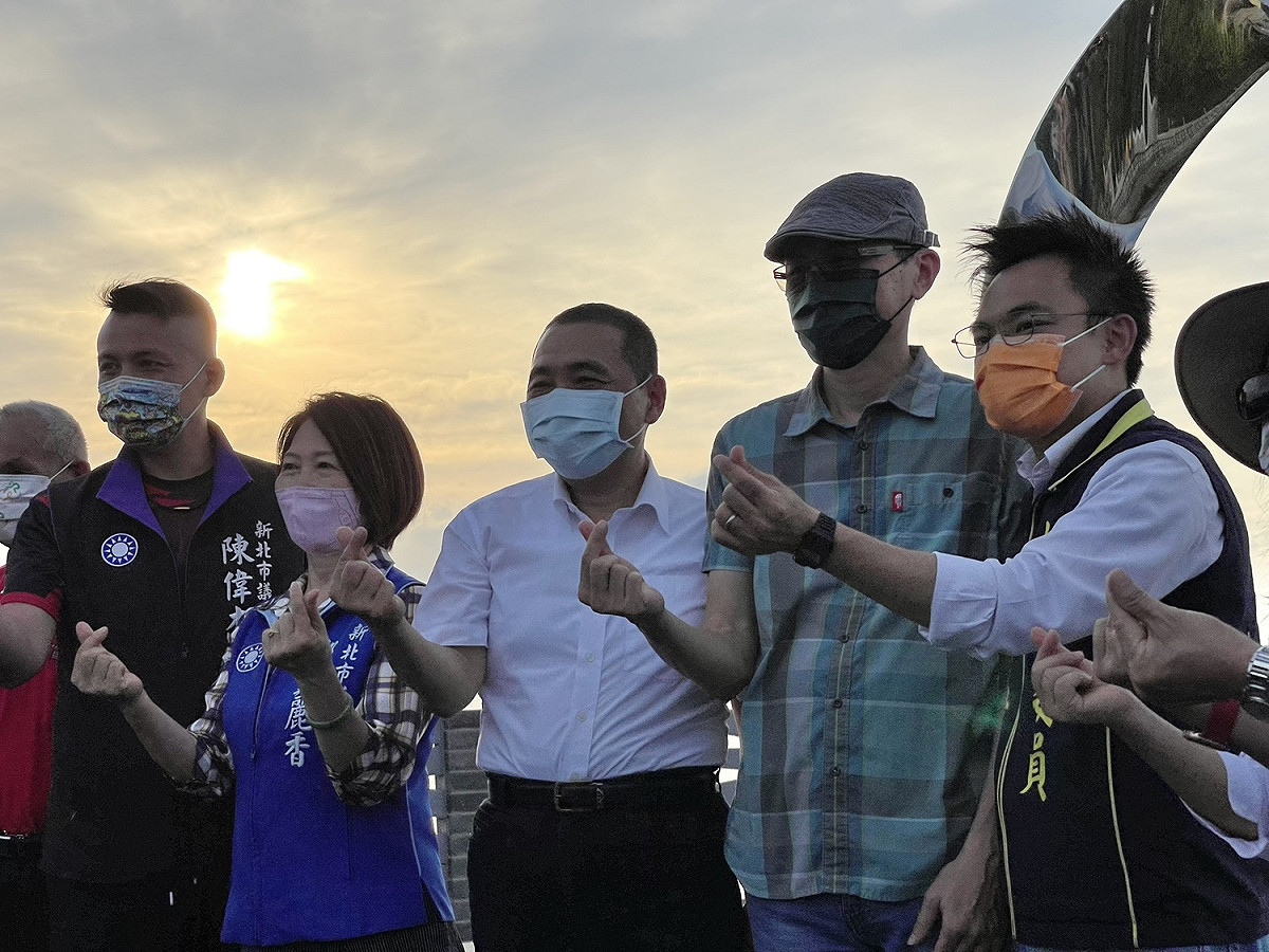 侯友宜表示換上嶄新面貌的三芝海上觀景平台勢將成為青春山海線熱門打卡景點。 圖：新北市民政局提供
