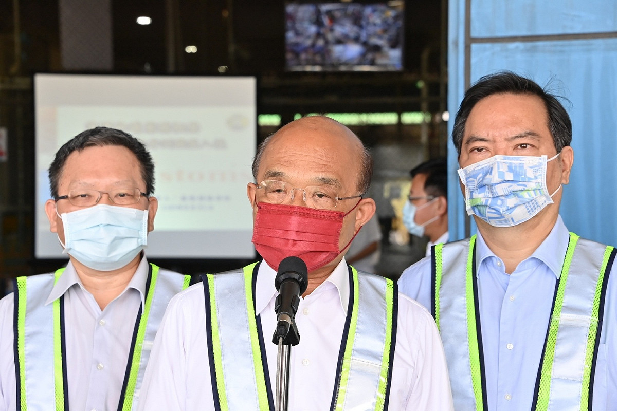 行政院長蘇貞昌今（31）天上午視察台北港貨物通關作業流程前接受訪問。 圖：行政院提供
