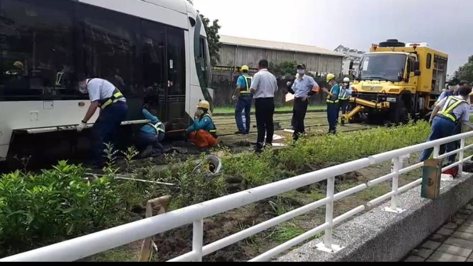 高雄輕軌因草皮捲入車底引發車頭脫軌意外。 圖：讀者提供