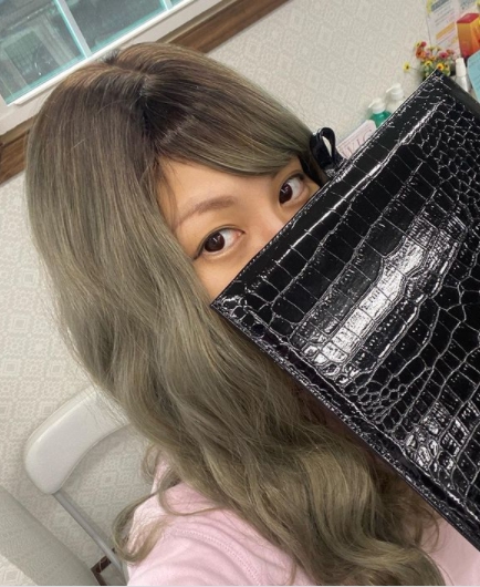 該名女子表示日前買了新的假髮配戴。 圖：翻攝自IGayapipipiii