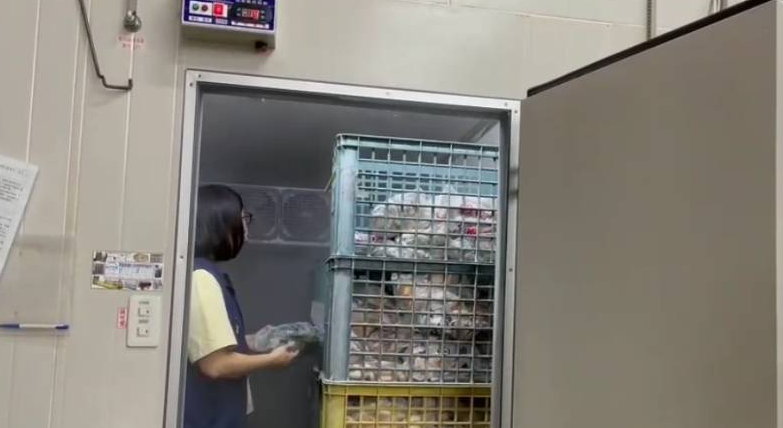 高市衛生局派員至空官廚房採檢。 圖：高市衛生局提供