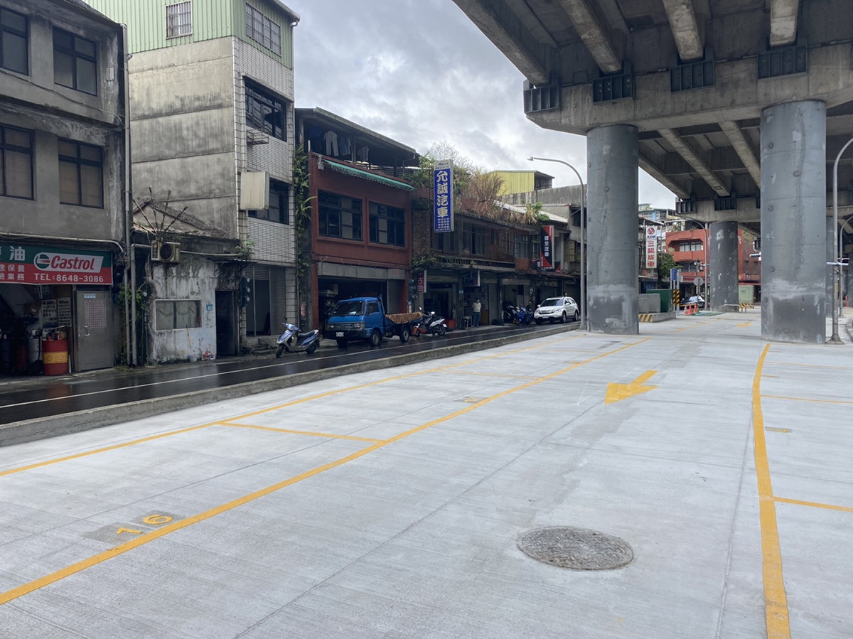 汐止大同路貨櫃橋下停車場汽車停車位。 圖：新北市交通局提供