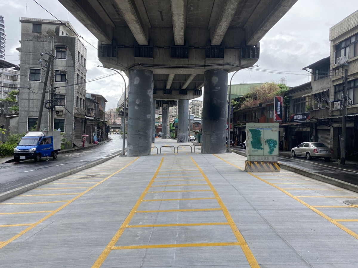 汐止大同路貨櫃橋下停車場機車格位。 圖：新北市交通局提供