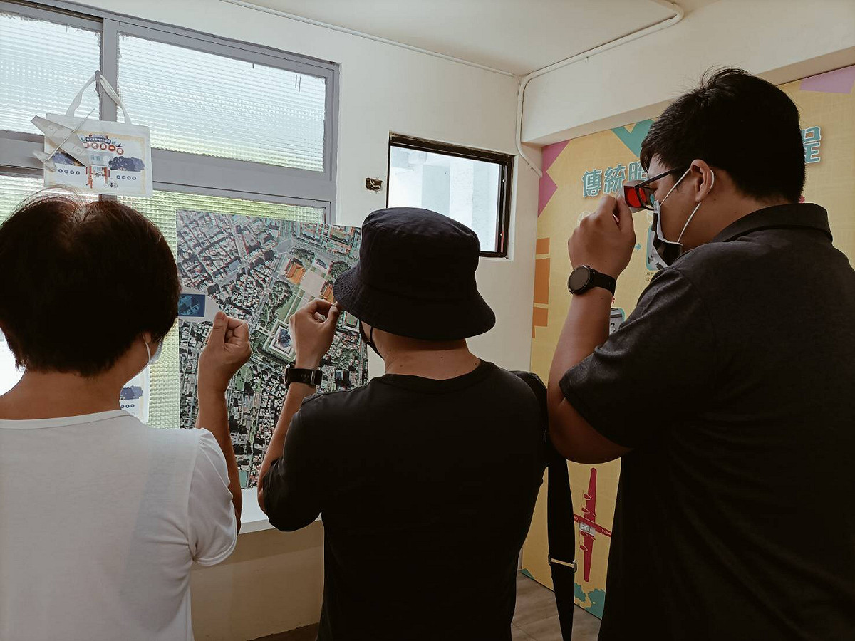 平常難以看到的「紅藍圖」，只要搭配專用眼鏡，大臺北地貌立刻以3D模式浮現眼前。 圖：新北市文化局提供