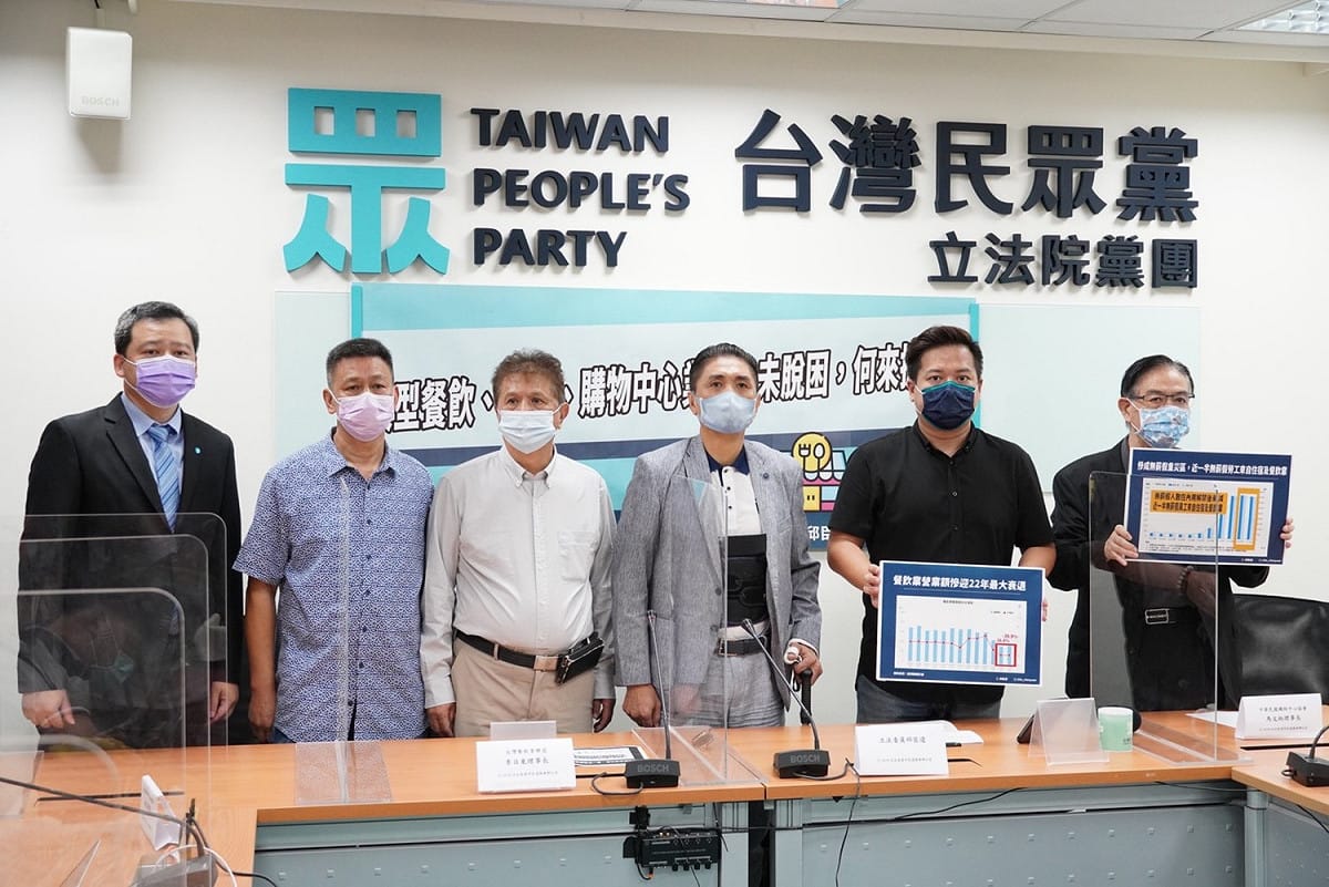 民眾黨立委邱臣遠偕同許多業者召開記者會。 圖：邱臣遠辦公室 / 提供