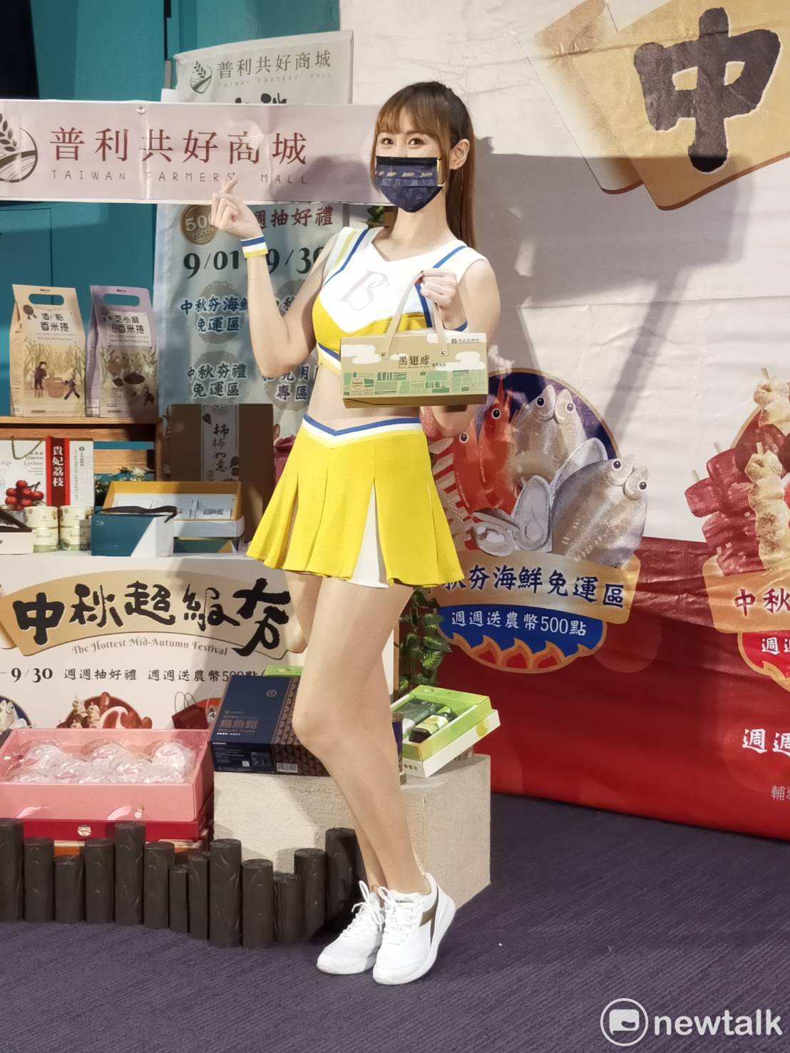 「短今」化身直播主，向大家介紹普利共好購物商城上的好物。  唐復年/攝