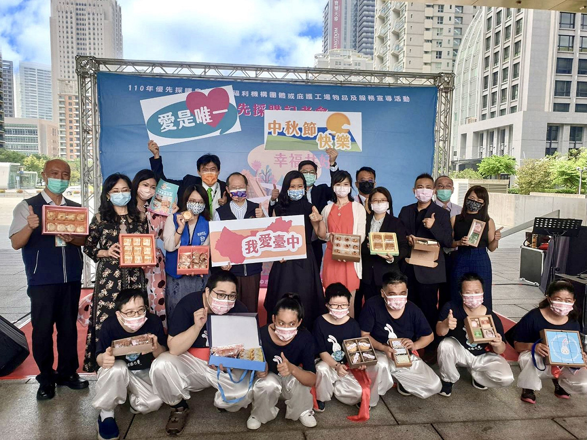 台中市今年共有13家身心障礙機構團體推出中秋節產品，市政府請市民朋友發揮愛心優先購買。 台中市政府/提供