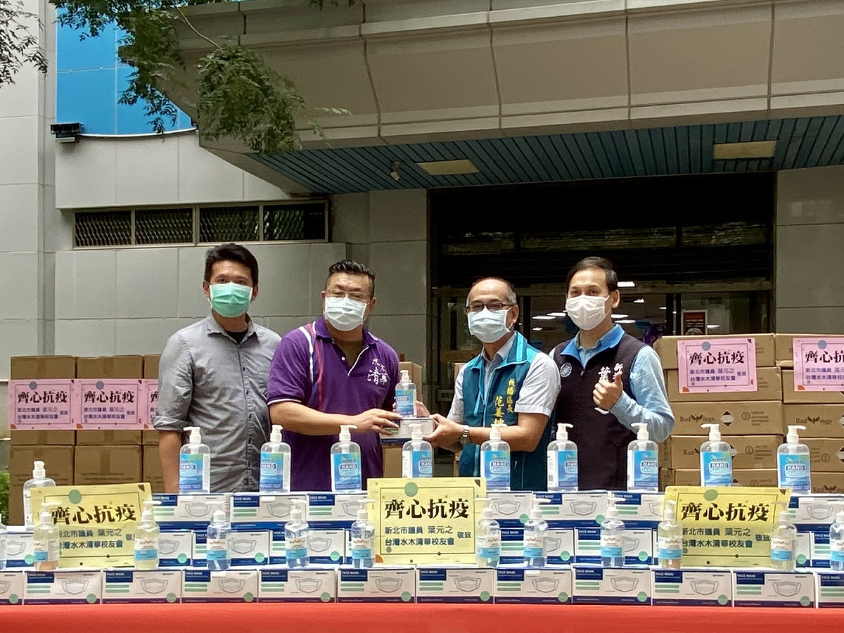 台灣水木清華校友會會長(左二)代表捐贈物資。 圖：板橋區公所提供