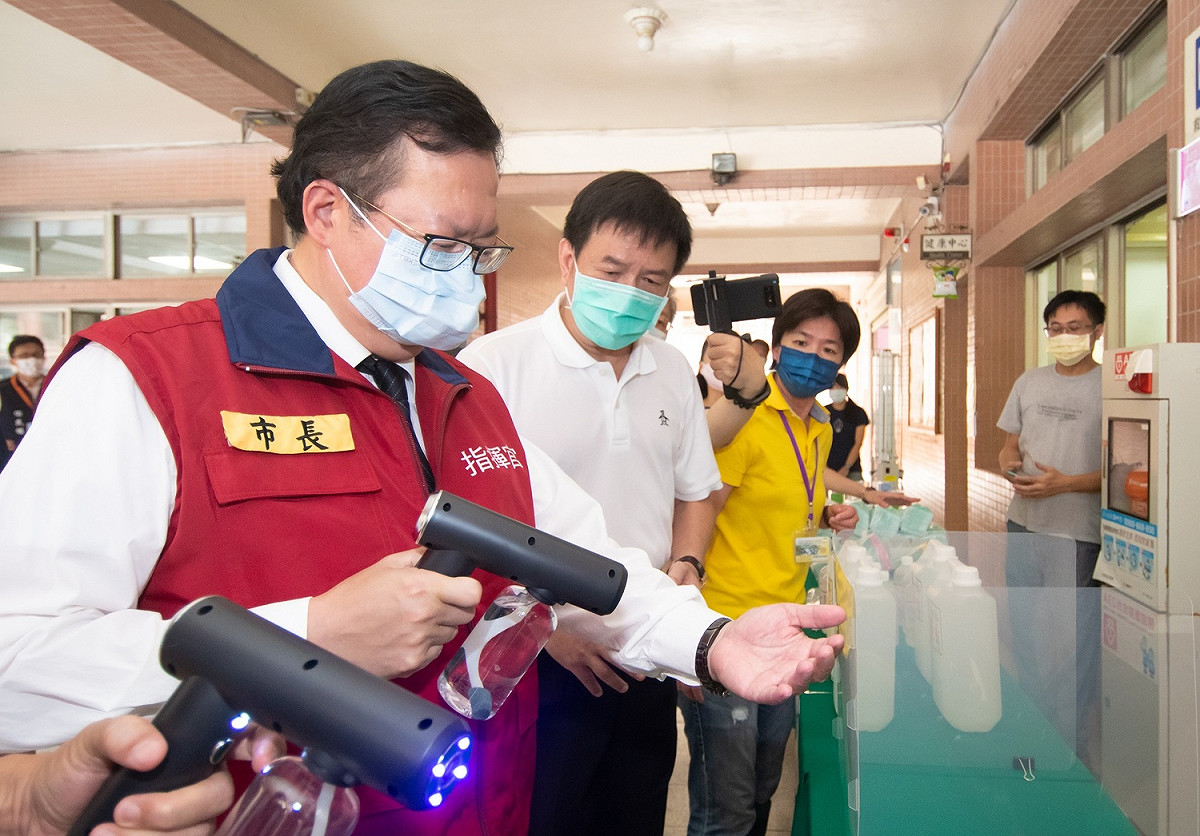 鄭文燦示範消毒雙手。 圖：桃園市政府提供