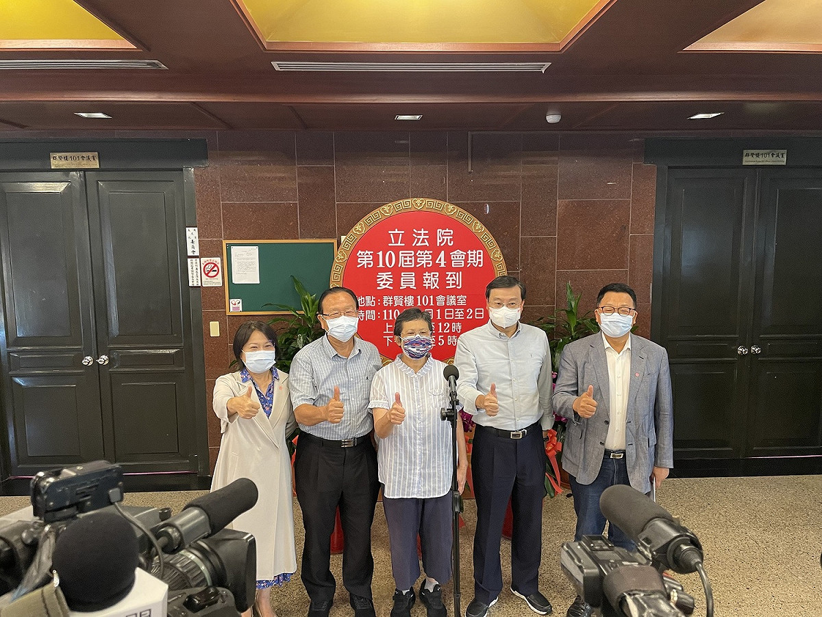 率先到立法院報告的（左起）陳歐珀、曾銘宗、陳椒樺、林德福、劉世芳等朝野立委合照。 圖：陳歐珀辦公室/提供