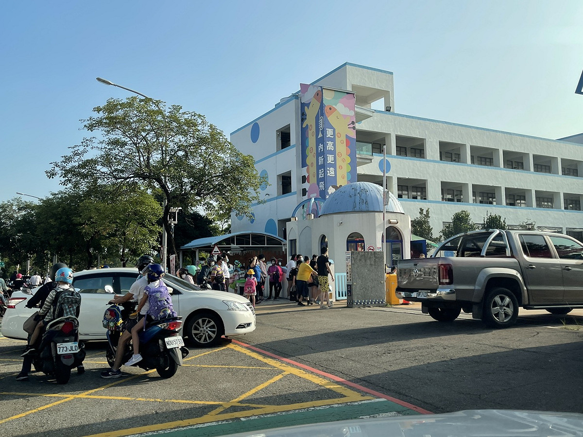 台中內新國小開學日，家長新生擠爆大門口。 圖/讀者提供