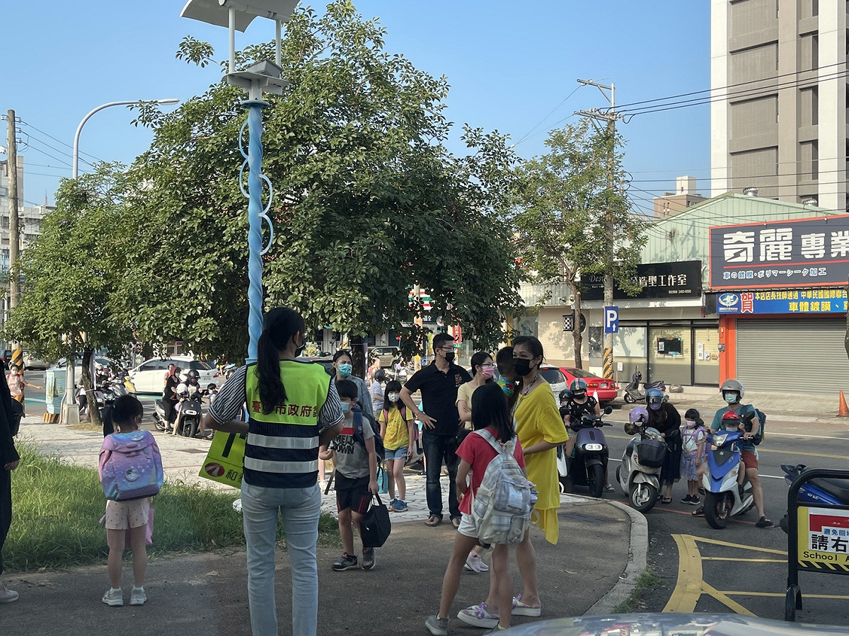 台中內新國小開學日，不放心的家長還在校門口等待，自家小孩是否有適應問題。 圖/讀者提供