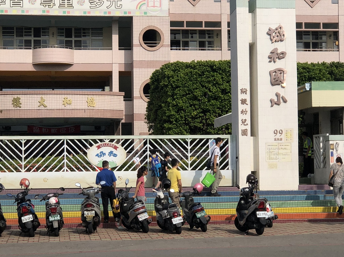 台中市協和國小開學日，中高年級學生，自己拖著書包上學。 圖/讀者提供