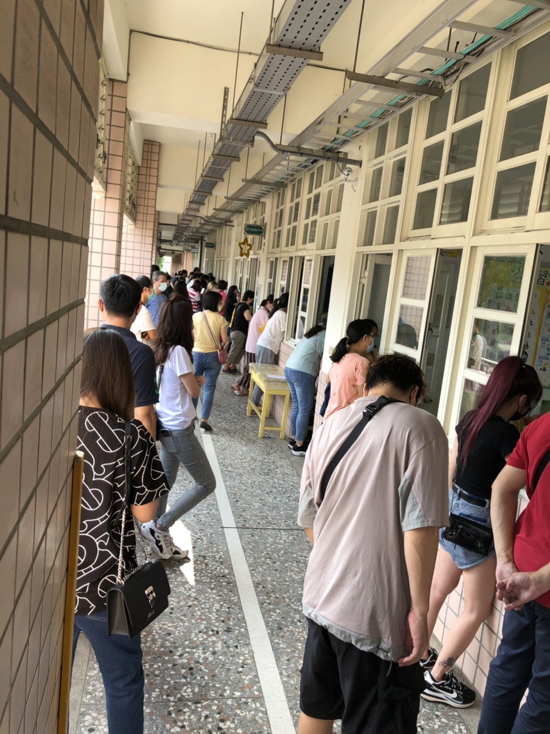 台中協和國小開學日，家長們趴在教室窗戶外，安撫自家小一新生。 圖/讀者提供