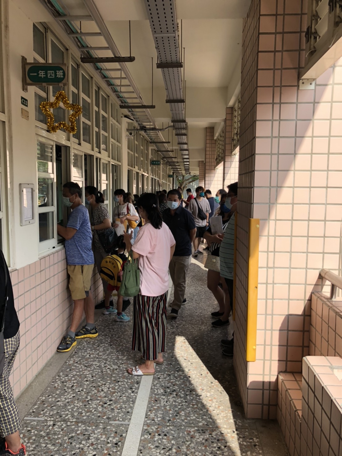 台中協和國小開學日，家長們因不能進入教室，多數在門外看看自己家的小一新生是否安份。 圖/讀者提供