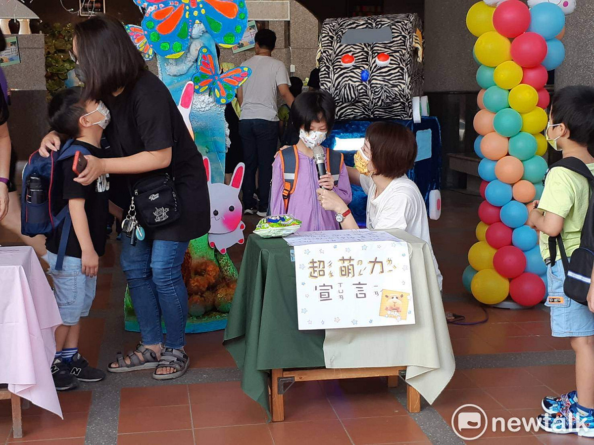嘉義市大同國小讓每一位新生用麥克風發表「超萌力」宣言。 圖：蔡坤龍/攝