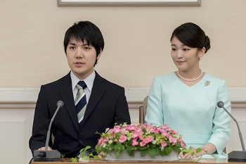 日本皇儲文仁親王的長女真子公主 (右) 因長期承受外界的壓力，出現PTSD的症狀，左為其未婚夫小室圭。 圖：翻攝自日本宮內廳
