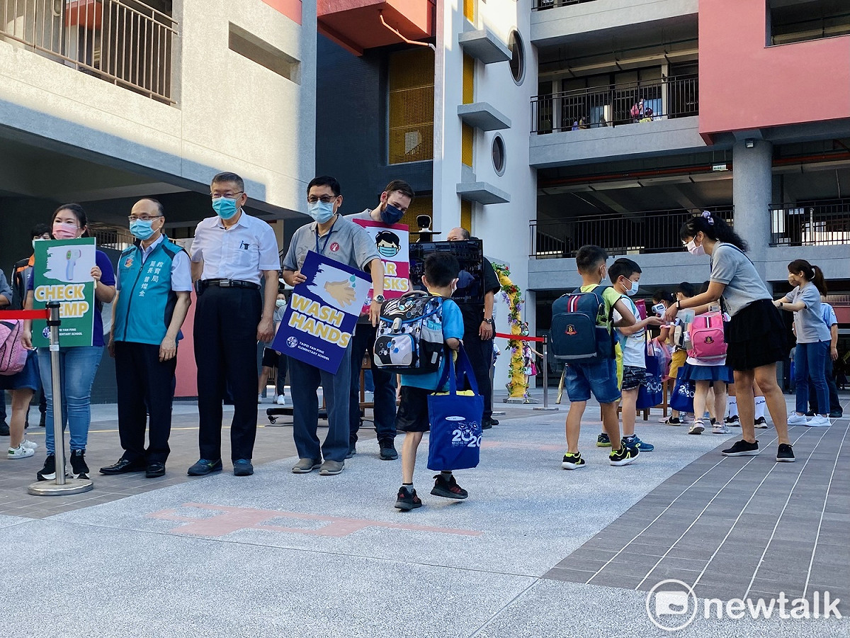 今天開學日，台北市長柯文哲前往延平國小視察校園防疫。 圖：周煊惠 / 攝