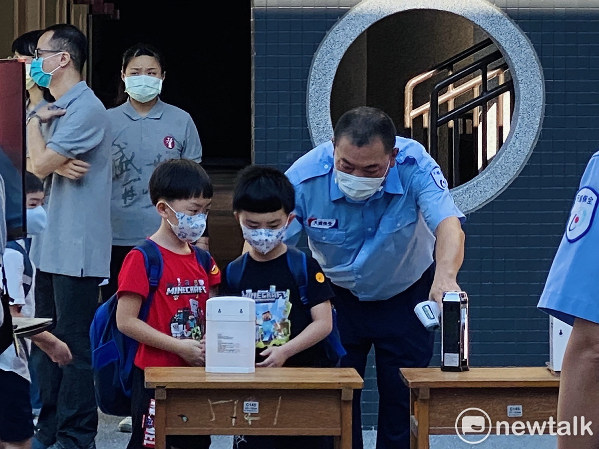 學生進入校園前先消毒雙手。 圖：周煊惠 / 攝