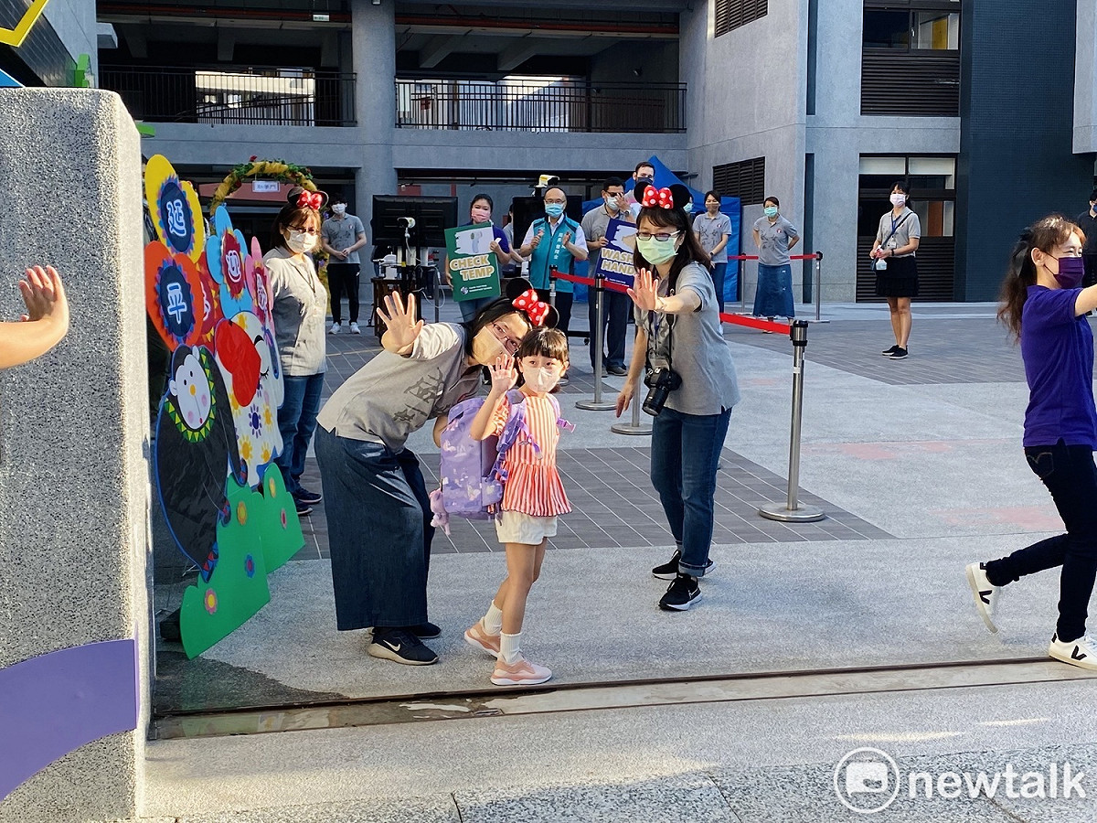 家長、訪客基於防疫不得進入校園，只能在校門口就和孩子分別。 圖：周煊惠 / 攝