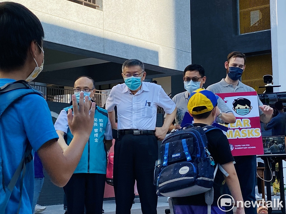 台北市長柯文哲視察延平國小開學首日校園防疫。 圖：周煊惠 / 攝
