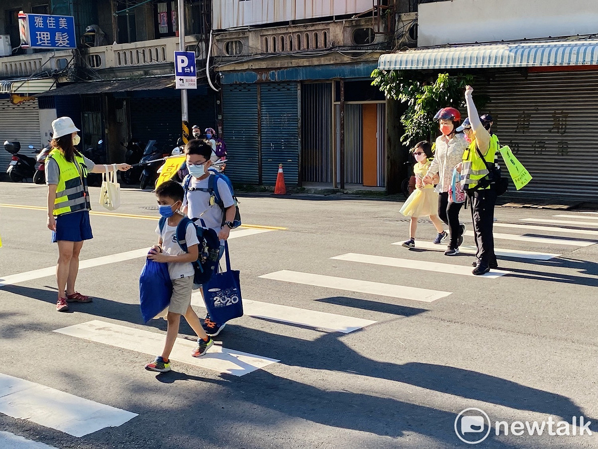 開學首日，小朋友陸續進入校園。 圖：周煊惠 / 攝