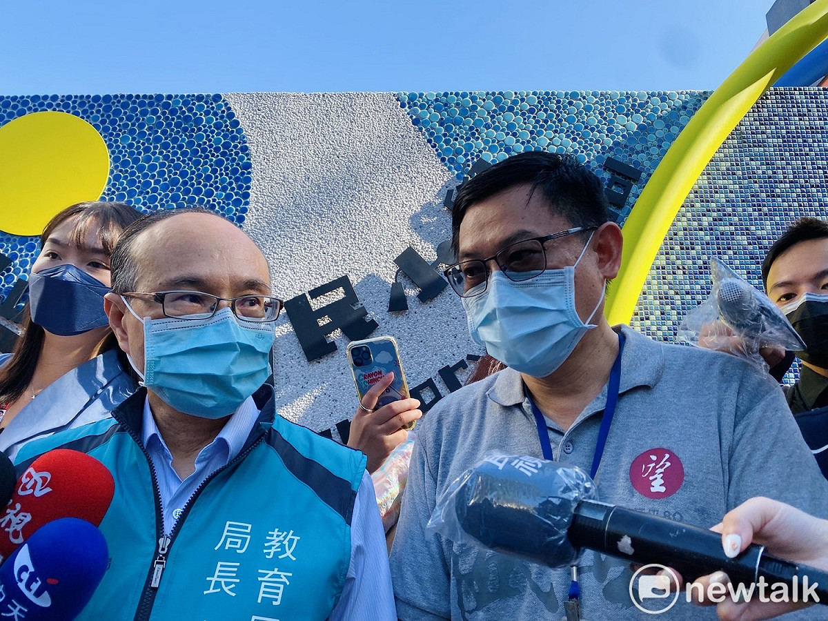 教育局長曾燦金（左）、延平國小校長李承華（右）。 圖：周煊惠 / 攝