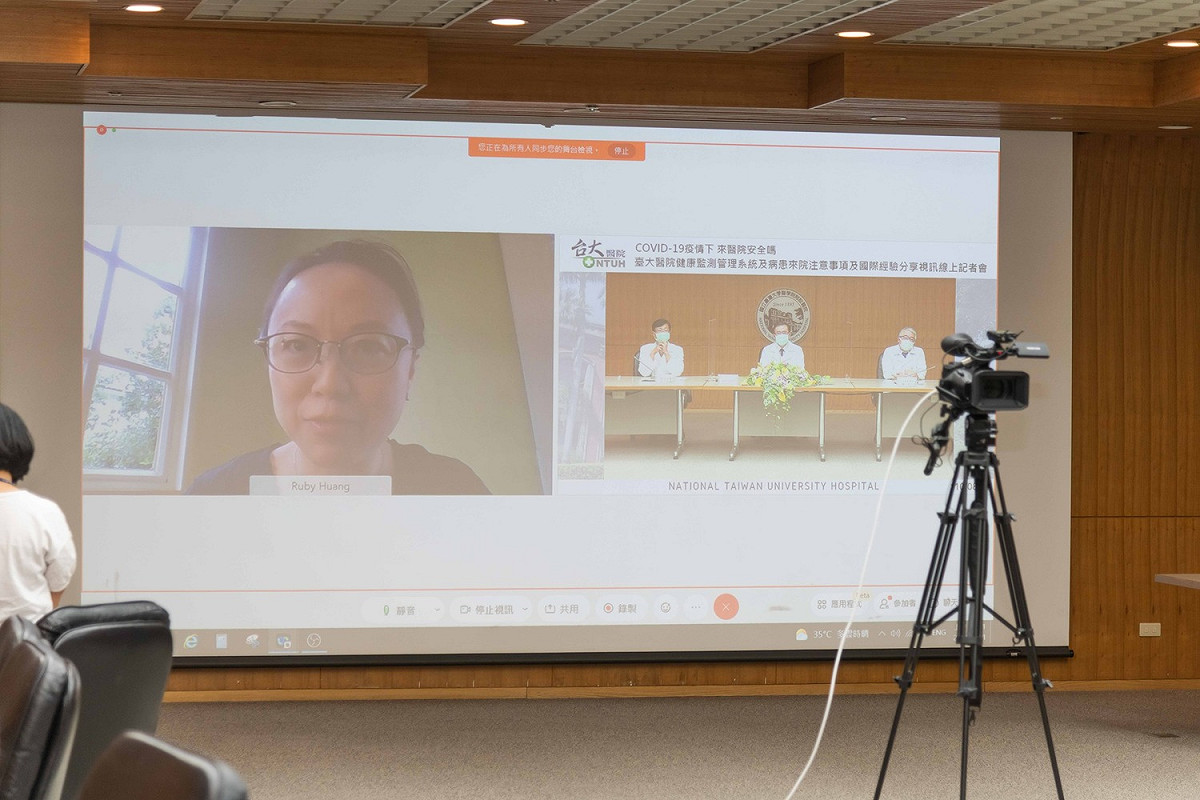 黃韻如教授線上分享新加坡防疫經驗。 圖：翻攝自台大醫院臉書