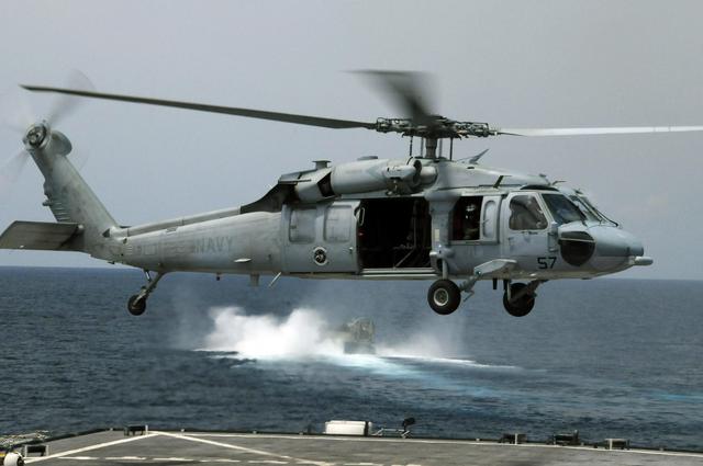 美軍傳「MH-60S騎士鷹」直升機墜海意外。 圖：翻攝陸網/每日頭條