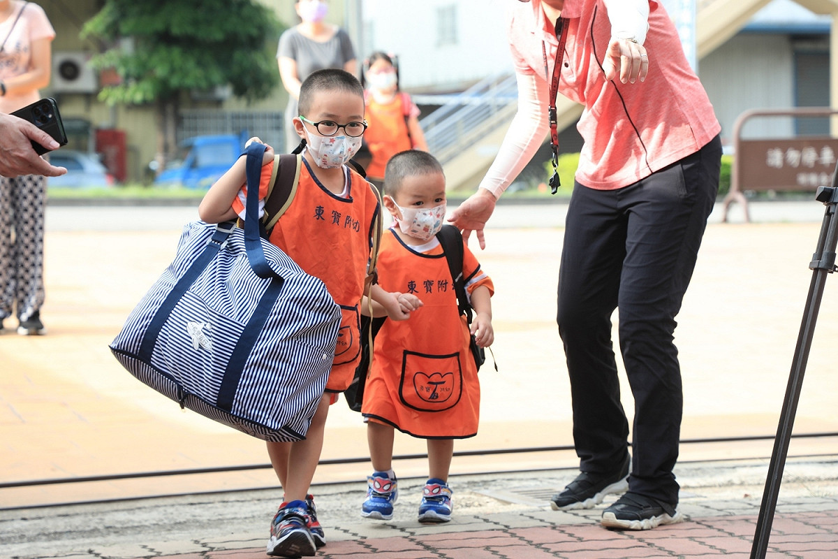 今天是開學日，台中市東寶國小附幼學童手牽手上學去。 台中市政府/提供