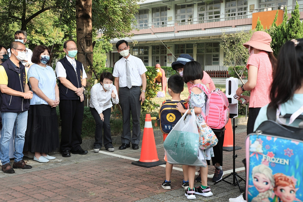 盧秀燕市長對學生勤消毒比出讚。 台中市政府/提供
