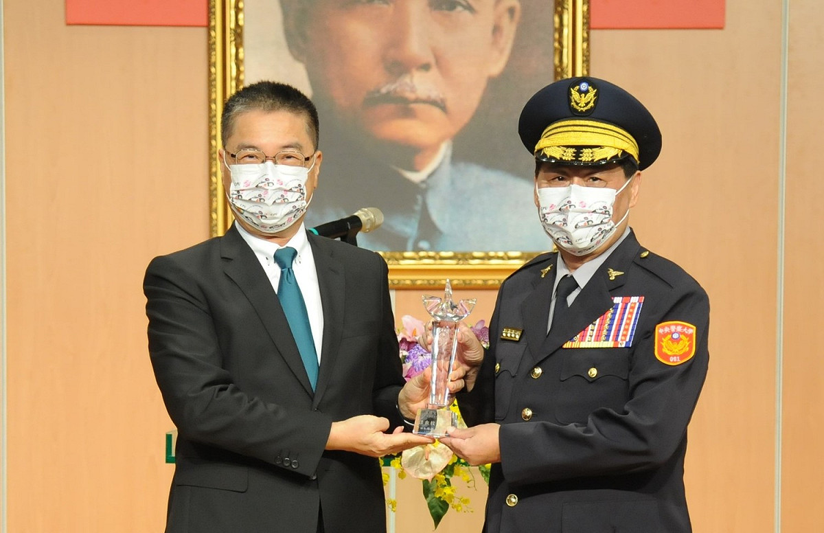 內政部長徐國勇今(1)日出席中央警察大學85週年校慶暨開學典禮，同時頒獎表揚7位傑出校友。 圖：內政部提供