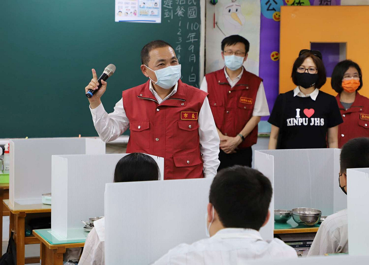 侯友宜提醒學生保持社交距離並減少肢體接觸，維持高度警覺將健康情形隨時主動回報。 圖：新北市教育局提供