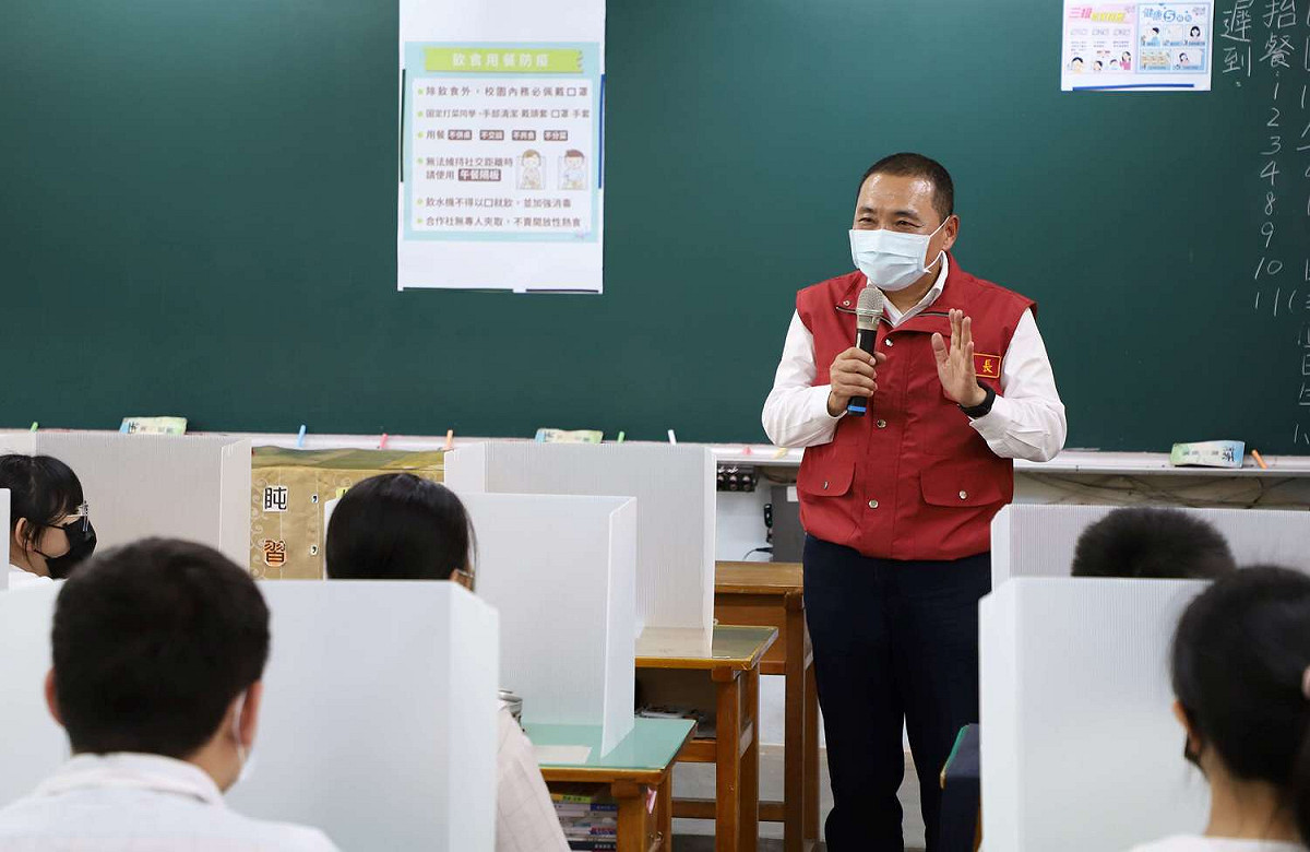 侯友宜提醒同學更需珍惜得來不易實體校園生活，持續落實三級防護及健康五原則。 圖：新北市教育局提供