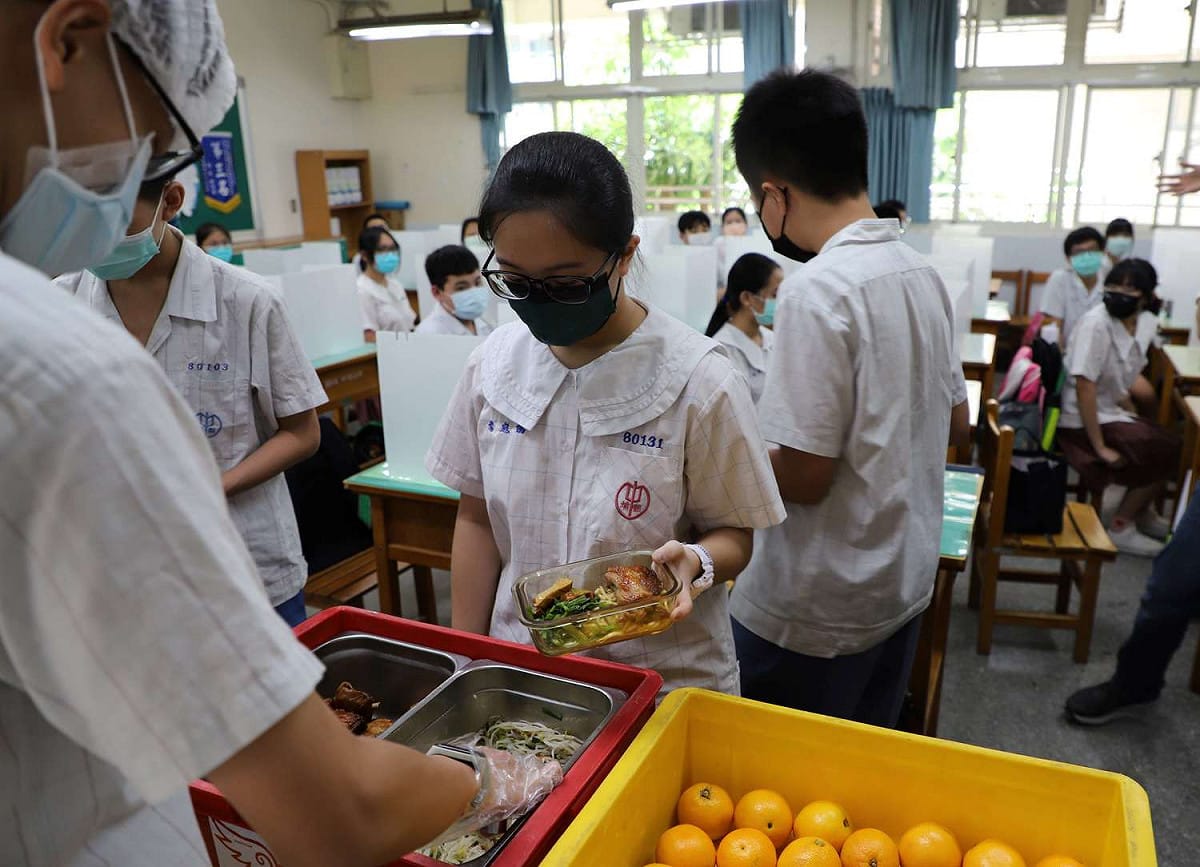 用餐時不併桌共食、不交談，維持社交距離或使用隔板。 圖：新北市教育局提供