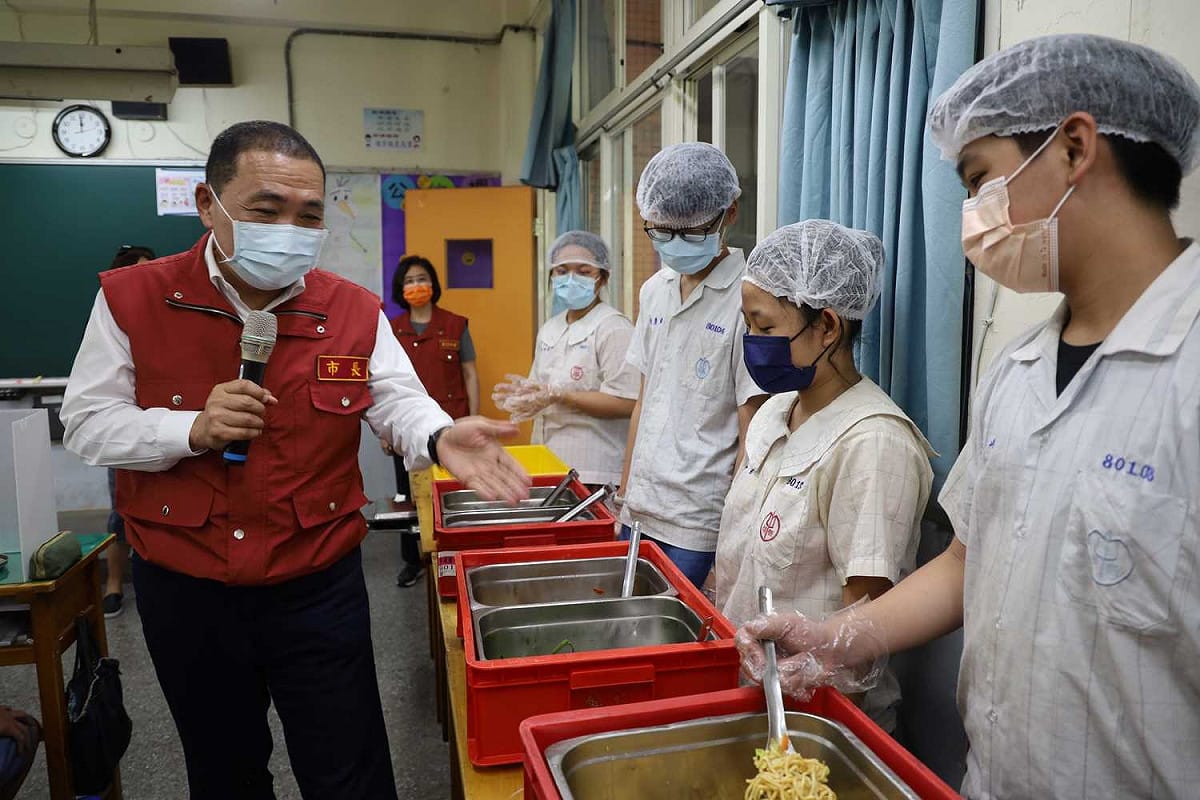 侯友宜到教室檢視班級通風及使用午餐隔板情形。 圖：新北市教育局提供