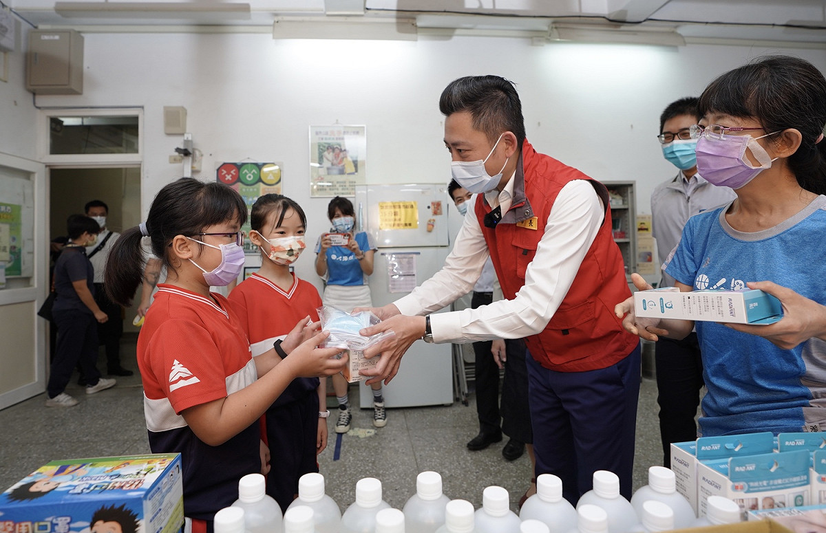 林智堅市長現身香山國小並發放防疫物資，讓家長免擔心。 圖：新竹市政府提供