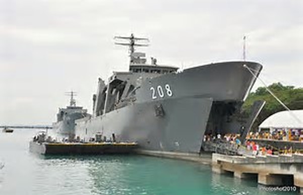 兩棲登陸艦的艦首可開口，讓士兵進行登陸戰。 圖 : 翻攝自每日頭條