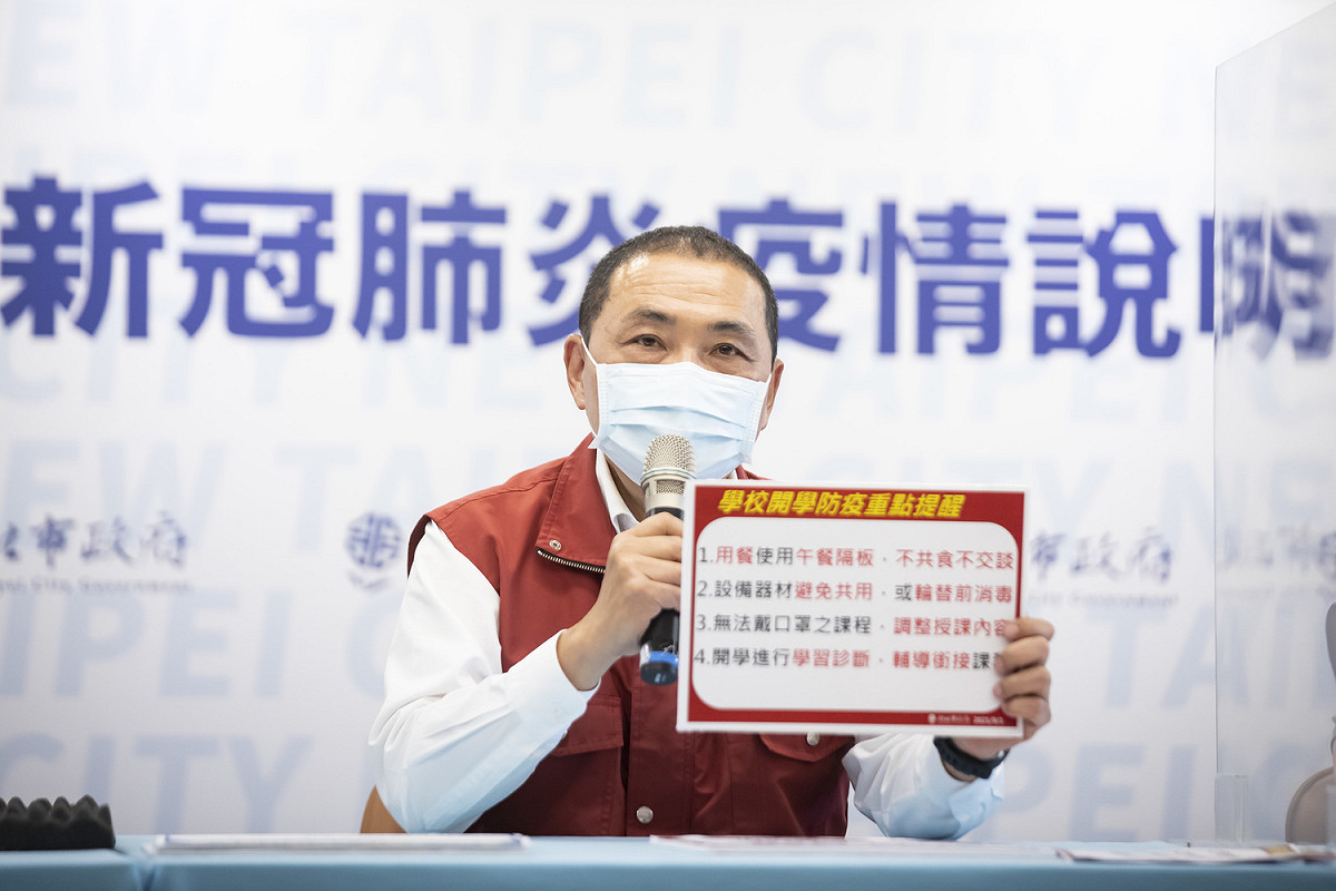 侯友宜表示，新北市有17萬名國高中生符合接種BNT疫苗資格，市府將依中央規劃入校為學生施打疫苗。 圖：新北市政府/提供