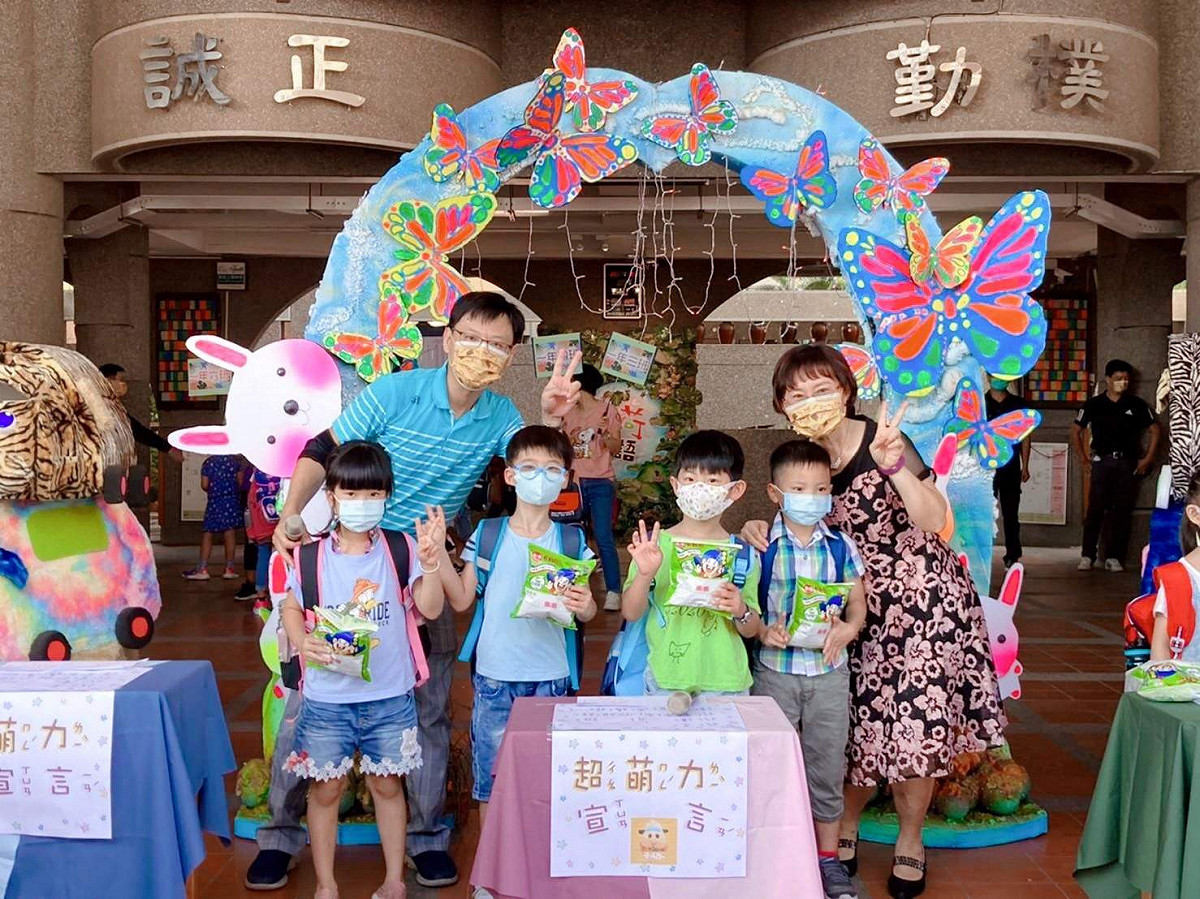 嘉義市大同國小校長盧淑娟和家長會會長胡文嘉致贈新生乖乖，祝福他們健康平安、快樂成長。 圖：嘉義市大同國小提供