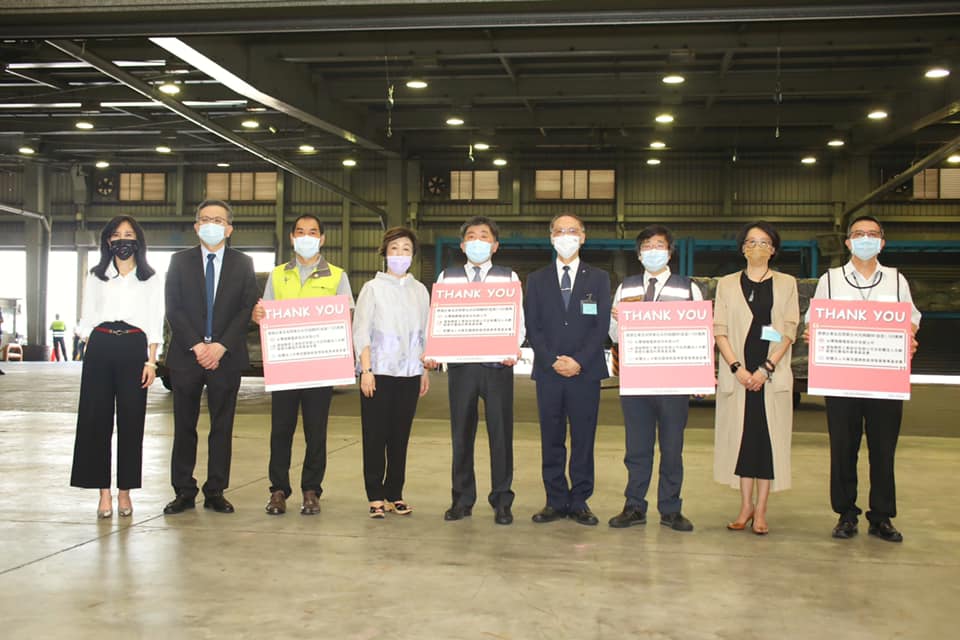 由台積電、鴻海永齡與慈濟三個民間單位共同捐贈的1500萬劑BNT疫苗，第一批共93萬劑，今(2)早七點已抵達台灣。 圖：擷自蘇貞昌臉書