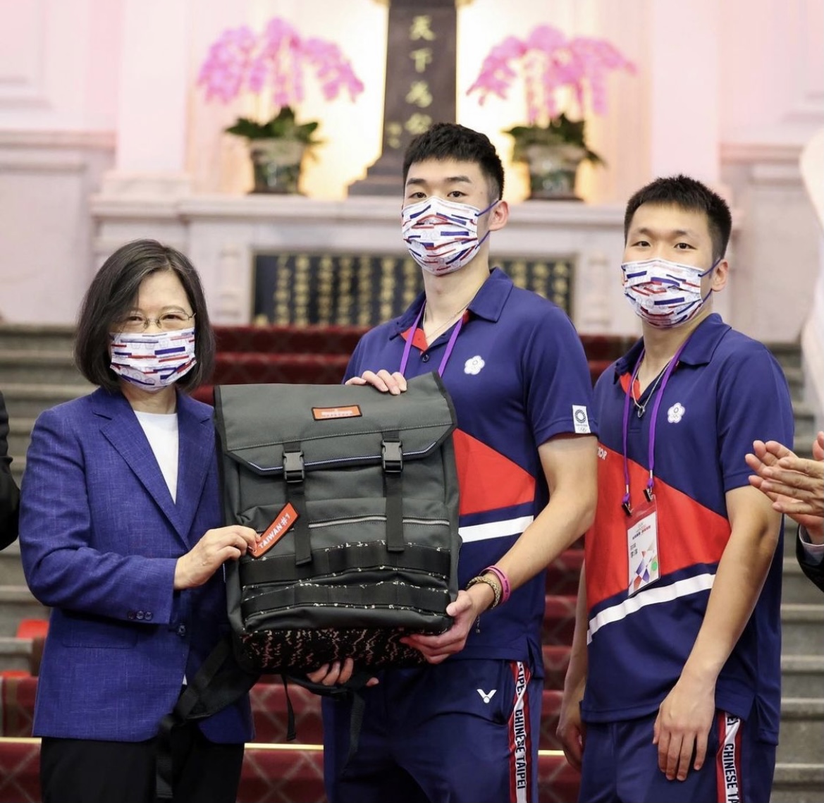 總統蔡英文贈送選手們印有「TAIWAN#1」的背包，由李洋、王齊麟代表領獎，蔡英文笑稱，李洋本人看起來比較高。 圖：擷取自蔡英文IG