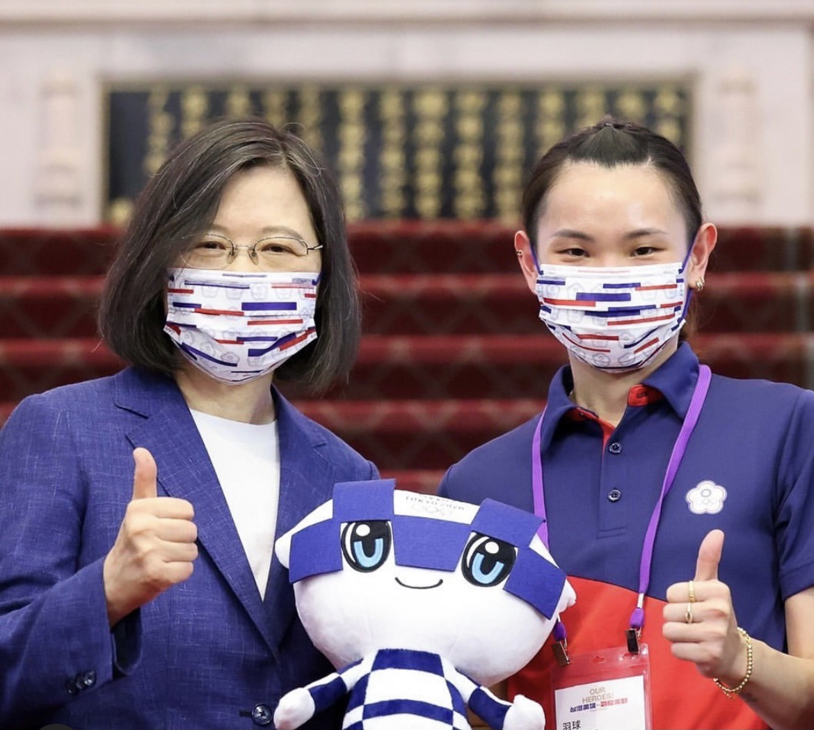 總統蔡英文與與世界羽球球后戴資穎在「Our Heroes！台灣英雄凱旋派對」合影。 圖：擷取自蔡英文IG