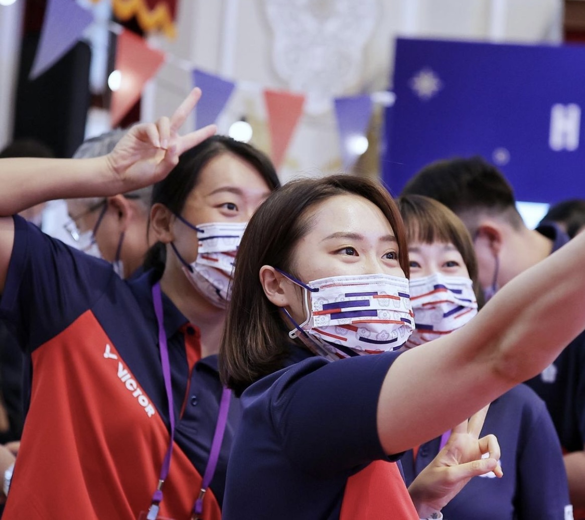 「桌球甜心」鄭先知與「小美人魚」黃渼茜在「Our Heroes！台灣英雄凱旋派對」上自拍合影。 圖：擷取自蔡英文IG