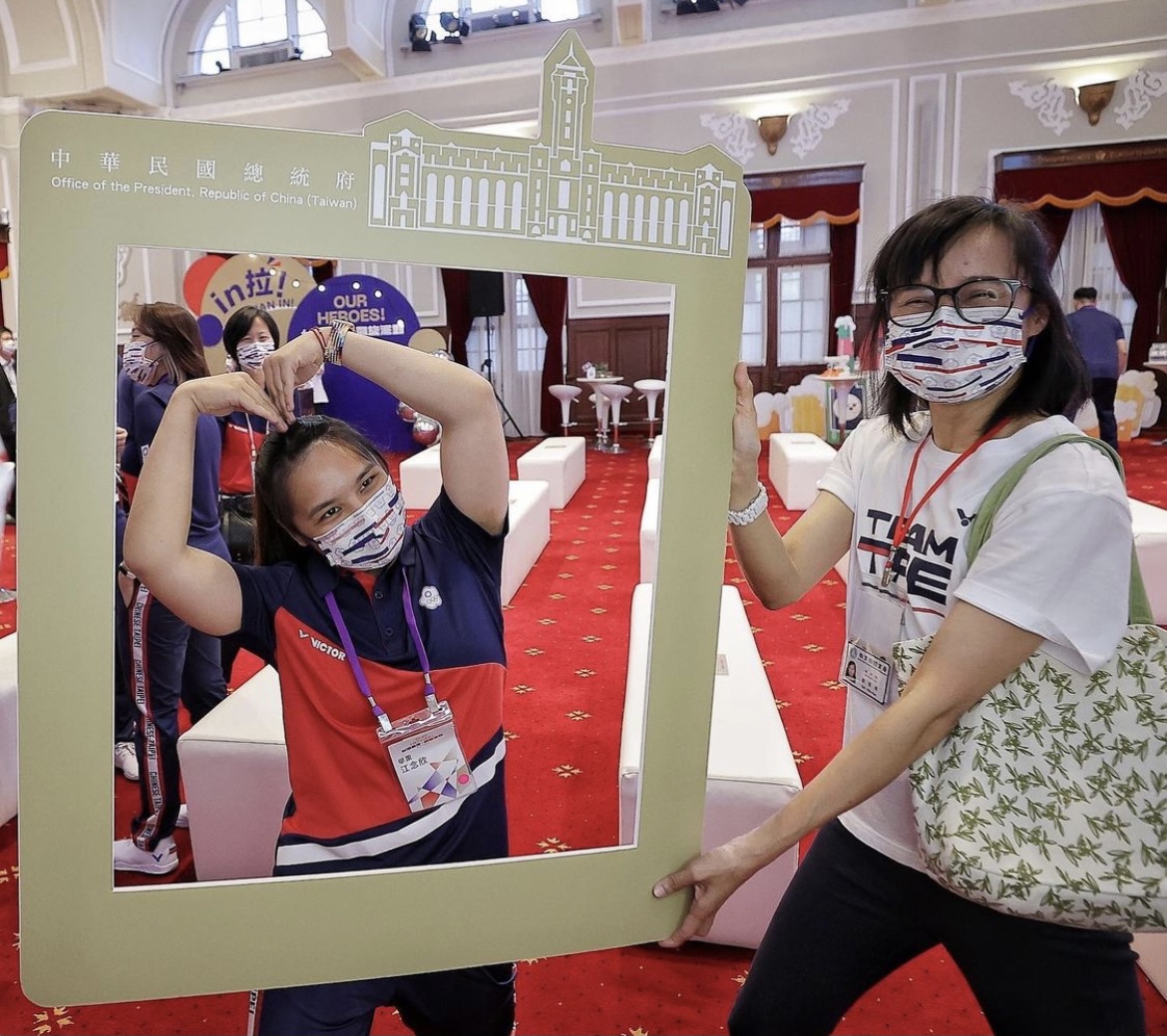 舉重女將江念欣開心在「Our Heroes！台灣英雄凱旋派對」與背板合影。 圖：擷取自蔡英文IG